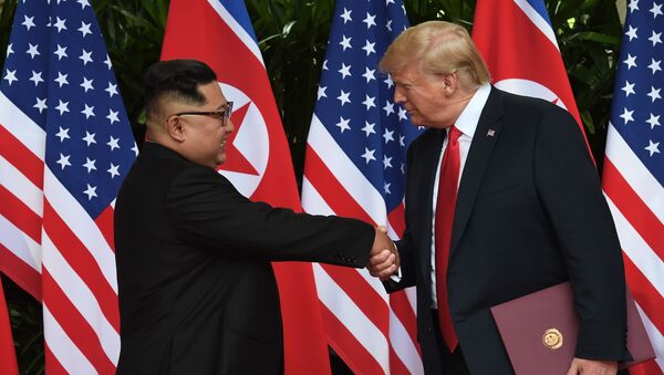 Lãnh đạo Bắc Triều Tiên Kim Jong-un và Tổng thống Mỹ Donald Trump tại hội nghị thượng đỉnh Mỹ-Bắc Triều Tiên - Sputnik Việt Nam