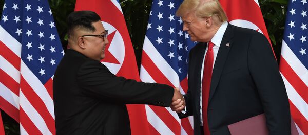Lãnh đạo Bắc Triều Tiên Kim Jong-un và Tổng thống Mỹ Donald Trump tại hội nghị thượng đỉnh Mỹ-Bắc Triều Tiên - Sputnik Việt Nam