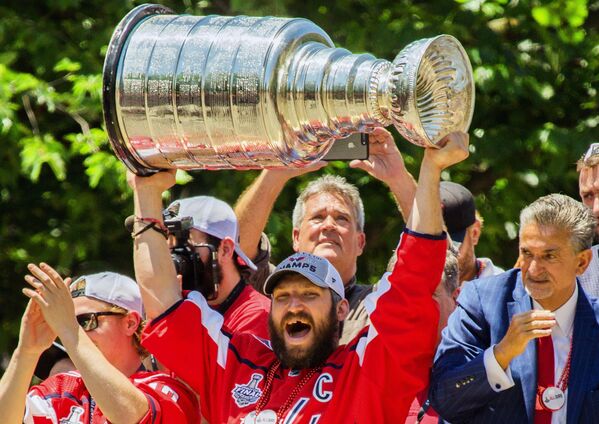 Đội trưởng câu lạc bộ  Washington Capitals  Alexander Ovechkin với chiếc cúp Stanley - Sputnik Việt Nam