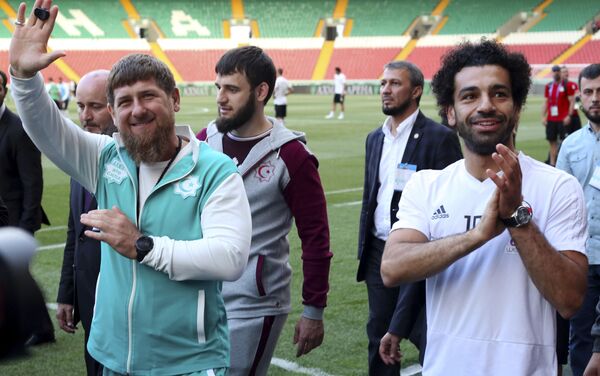 Lãnh đạo nước cộng hòa Chechnya Ramzan Kadyrov và cầu thủ bóng đá người Ai Cập Mohamed Salah tại sân vận động của thành phố Groznyi, Chechnya - Sputnik Việt Nam