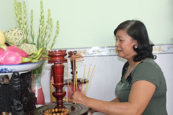 Bà Lê Thị Bông đau đớn khi giờ này chưa thể sang Mỹ nhận thi thể con Bà Lê Thị Bông đau đớn khi giờ này chưa thể sang Mỹ nhận thi thể con - Sputnik Việt Nam