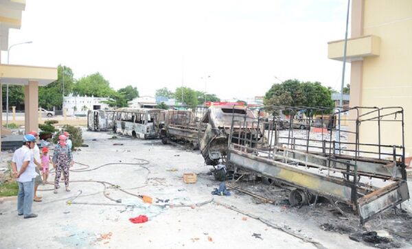 Trụ sở Đội Cảnh sát phòng cháy chữa cháy và cứu nạn cứu hộ Phan Rí, huyện Bắc Bình bị người quá khích đốt phá trong ngày 11-6  - Sputnik Việt Nam