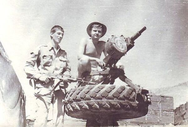 AGS-17 được gắn thẳng đứng từ trên cầu sau xe tải GAZ - 66 - Sputnik Việt Nam