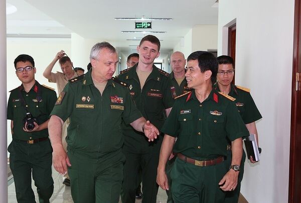 Sáng 15/6/2018, tại Hà Nội, Đoàn công tác của Bộ Quốc phòng Liên bang Nga, do Trung tướng Sergey Vasilyevich Kuralenko, Phó Tư lệnh Lục quân Liên bang Nga làm trưởng đoàn, đến thăm và làm việc với Cục Gìn giữ hòa bình Việt Nam. - Sputnik Việt Nam