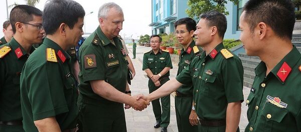 Sáng 15/6/2018, tại Hà Nội, Đoàn công tác của Bộ Quốc phòng Liên bang Nga, do Trung tướng Sergey Vasilyevich Kuralenko, Phó Tư lệnh Lục quân Liên bang Nga làm trưởng đoàn, đến thăm và làm việc với Cục Gìn giữ hòa bình Việt Nam. - Sputnik Việt Nam