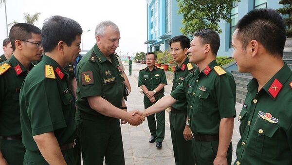 Sáng 15/6/2018, tại Hà Nội, Đoàn công tác của Bộ Quốc phòng Liên bang Nga, do Trung tướng Sergey Vasilyevich Kuralenko, Phó Tư lệnh Lục quân Liên bang Nga làm trưởng đoàn, đến thăm và làm việc với Cục Gìn giữ hòa bình Việt Nam. - Sputnik Việt Nam