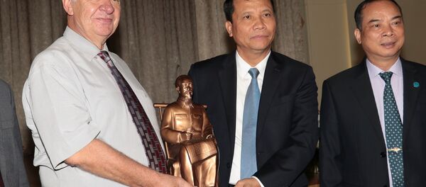 Vào ngày 14 tháng Sáu năm nay, Ban quản lý Lăng Chủ tịch Hồ Chí Minh đã trao món quà tặng cho Đại sứ quán LB Nga tại Việt Nam, đó là những cây ban trắng nở hoa tuyệt đẹp, như một biểu tượng trân quý sự giúp đỡ của nước Nga đối với Lăng Chủ tịch Hồ Chí Minh trong nhiều năm qua. - Sputnik Việt Nam