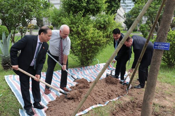 Vào ngày 14 tháng Sáu năm nay, Ban quản lý Lăng Chủ tịch Hồ Chí Minh đã trao món quà tặng cho Đại sứ quán LB Nga tại Việt Nam, đó là những cây ban trắng nở hoa tuyệt đẹp, như một biểu tượng trân quý sự giúp đỡ của nước Nga đối với Lăng Chủ tịch Hồ Chí Minh trong nhiều năm qua.  - Sputnik Việt Nam