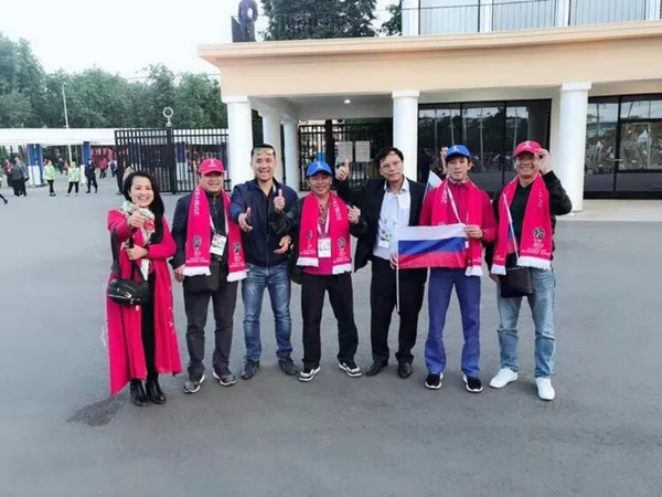 Các cổ động viên bóng đá người Việt Nam tại Lễ khai mạc World Cup 2018 Các cổ động viên bóng đá người Việt Nam tại Lễ khai mạc World Cup 2018 - Sputnik Việt Nam
