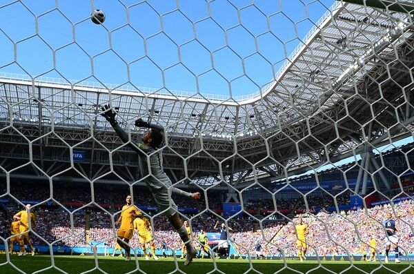 Bóng đá. World Cup-2018. Trận đấu giữa hai đội tuyển Pháp và Australia - Sputnik Việt Nam