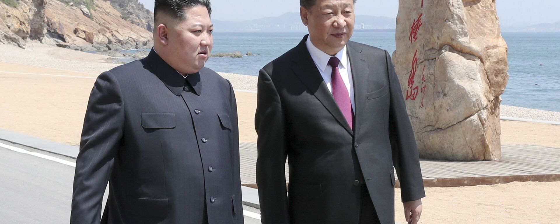 Chủ tịch CHND Trung Hoa Tập Cận Bình và lãnh đạo CHDCND Triều Tiên Kim Jong Un tại Bắc Kinh - Sputnik Việt Nam, 1920, 04.09.2025