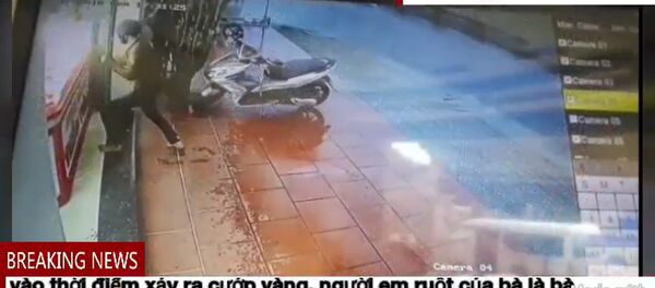 Nam thanh niên dùng búa xông vào tiệm vàng cướp hàng chục sợi vàng - Sputnik Việt Nam
