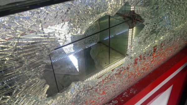 Tủ kính bị đập bể - Sputnik Việt Nam