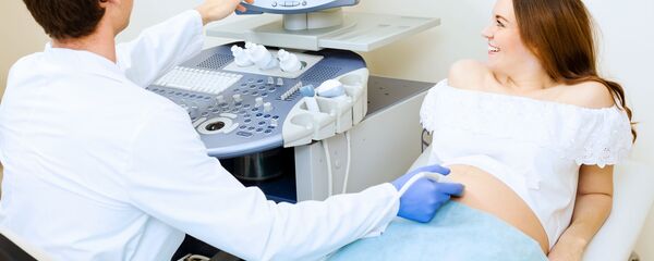 Một phụ nữ mang thai gặp bác sĩ Một phụ nữ mang thai gặp bác sĩ - Sputnik Việt Nam