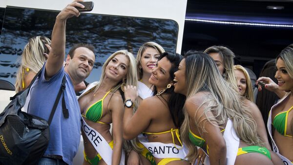 Một người chụp selfie với các thí sinh cuộc thi Hoa hậu Brazil-2015. - Sputnik Việt Nam