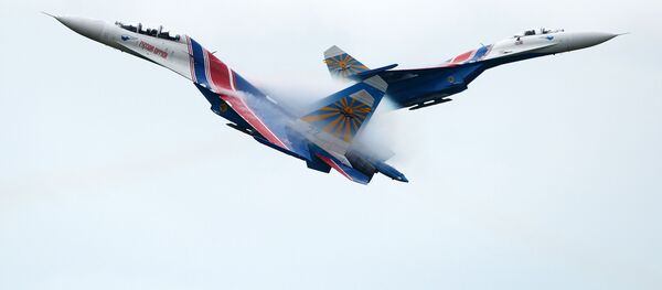 Màn diễn của đội thuật lái Tráng sĩ Nga tại lễ khai mạc Thế vận hội Quân sự quốc tế 2015 ở Alabino, Nga. - Sputnik Việt Nam