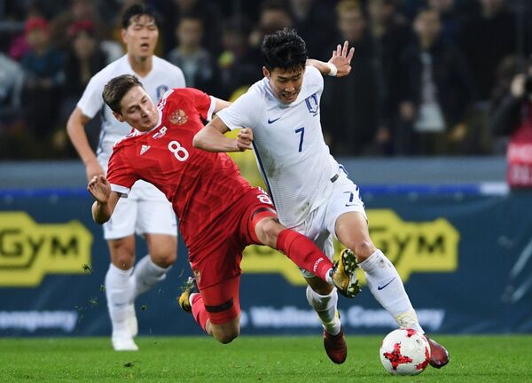 Son Heung-min và Daler Kuzyayev Son Heung-min và Daler Kuzyayev - Sputnik Việt Nam