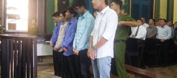 Như (áo trắng, ngoài cùng) cùng đồng phạm trong phiên xét xử trước đây - Sputnik Việt Nam