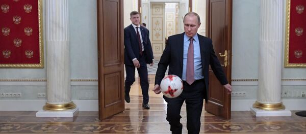 Tổng thống Nga Vladimir Putin với quả bóng sau cuộc gặp ở điện Kremlin với Chủ tịch FIFA Gianni Infantino. Tổng thống Nga Vladimir Putin với quả bóng sau cuộc gặp ở điện Kremlin với Chủ tịch FIFA Gianni Infantino. - Sputnik Việt Nam
