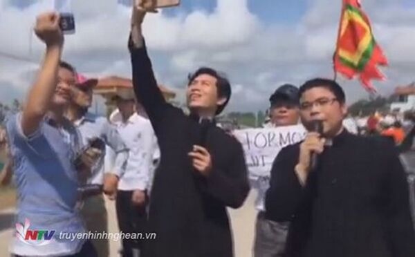 Linh mục Nguyễn Đình Thục và Đặng Hữu Nam chuyên tổ chức kích động gây rối  - Sputnik Việt Nam