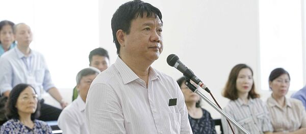 Bị cáo Đinh La Thăng, nguyên Chủ tịch Hội đồng Quản trị/Hội đồng Thành viên PVN trả lời Hội đồng xét xử tại phần kiểm tra căn cước. - Sputnik Việt Nam