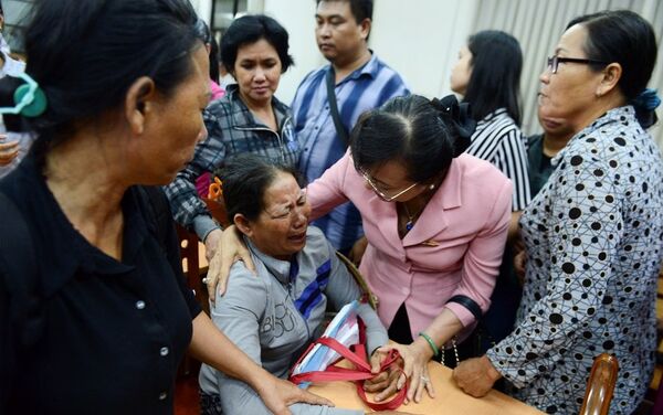 Những người dân mang theo hồ sơ pháp lý tới buổi tiếp xúc cử tri hôm 9/5 Những người dân mang theo hồ sơ pháp lý tới buổi tiếp xúc cử tri hôm 9/5 - Sputnik Việt Nam