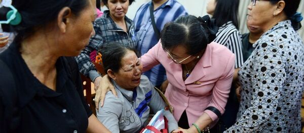 Những người dân mang theo hồ sơ pháp lý tới buổi tiếp xúc cử tri hôm 9/5 - Sputnik Việt Nam