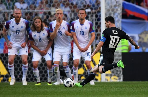 Cầu thủ đội tuyển quốc gia Argentina Lionel Messi và các cầu thủ đội tuyển quốc gia Iceland Gylfi Sigurdsson, Herdur Magnusson, Birkir Bjarnason và Aron Gunnarsson trong trận đấu vòng bảng World Cup FIFA-2018 giữa đội tuyển quốc gia Argentina và Iceland - Sputnik Việt Nam