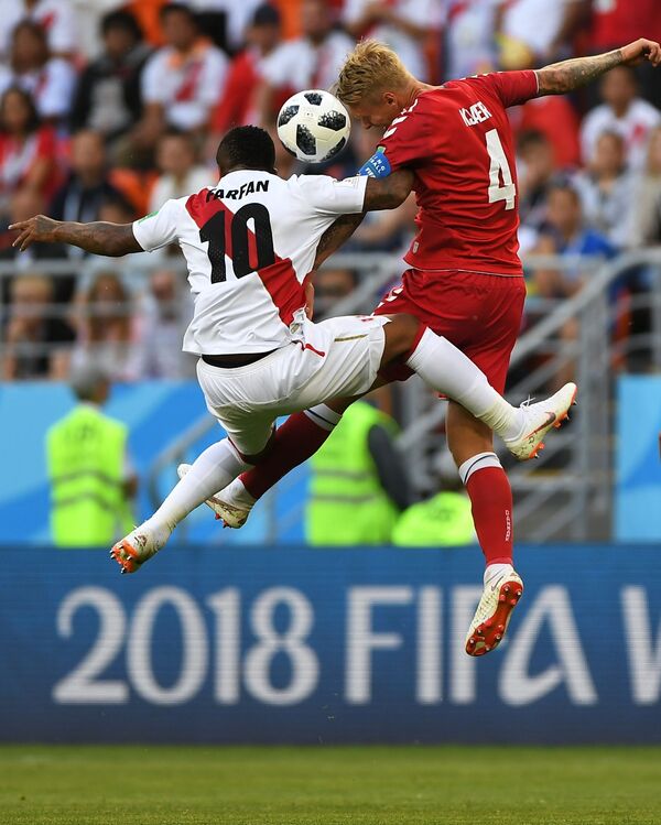 Jefferson Farfan (Peru), Simon Kjaer (Đan Mạch) trong trận đấu vòng bảng World Cup 2018 giữa đội tuyển quốc gia Peru và Đan Mạch - Sputnik Việt Nam