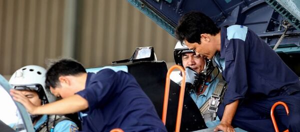 Trước khi bay, các nhân viên kỹ thuật phải kiểm tra lần cuối tình trạng buồng lái và trợ giúp phi công thực hiện các thao tác chuẩn bị bay - Sputnik Việt Nam