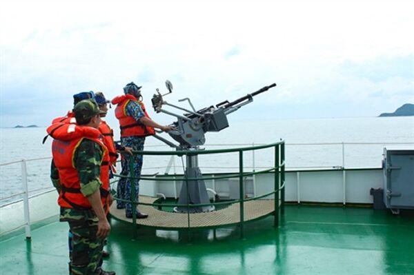 Bắn nghiệm thu súng máy hạng nặng KPV cỡ 14,5mm tích hợp trên tàu CSB 8001 Bắn nghiệm thu súng máy hạng nặng KPV cỡ 14,5mm tích hợp trên tàu CSB 8001 - Sputnik Việt Nam