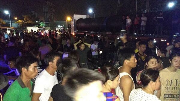 Rất đông người dân tụ tập trong tối 20/6 trên QL5. Rất đông người dân tụ tập trong tối 20/6 trên QL5. - Sputnik Việt Nam