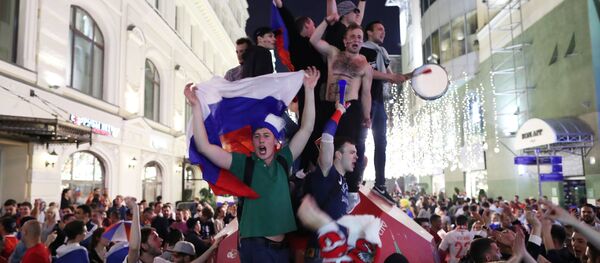 Fan nước ngoài rất tình cảm với người dân Moskva - Sputnik Việt Nam