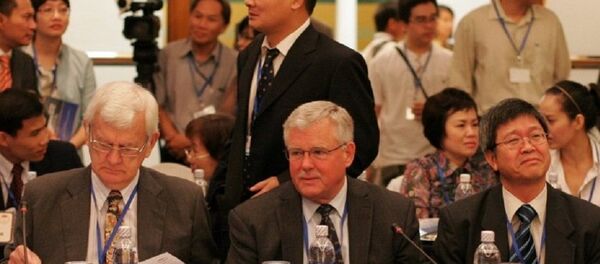 GS Thayer chuẩn bị tranh luận với 2 học giả Trung Quốc tại Hội thảo Biển Đông 2010, sau GS Thayer là TS Vương Hàn Lĩnh. - Sputnik Việt Nam