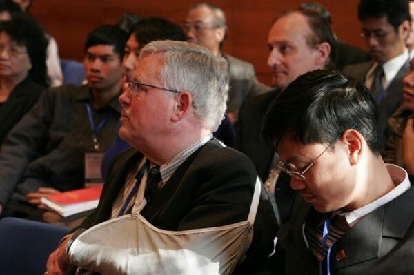 GS Thayer với một tay bó bột trong hội thảo Việt Nam học 2008.  - Sputnik Việt Nam