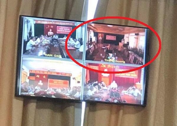 Trong khi mọi người đang chăm chú nghe Chủ tịch tỉnh kết luận cuộc họp, toàn bộ cán bộ huyện Thanh Chương đã về hết.  - Sputnik Việt Nam