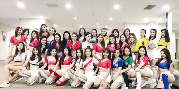 32 cô gái đóng vai trò bình luận cho các đội bóng đai diện trong chương trình bên lề của World Cup 2018.  - Sputnik Việt Nam