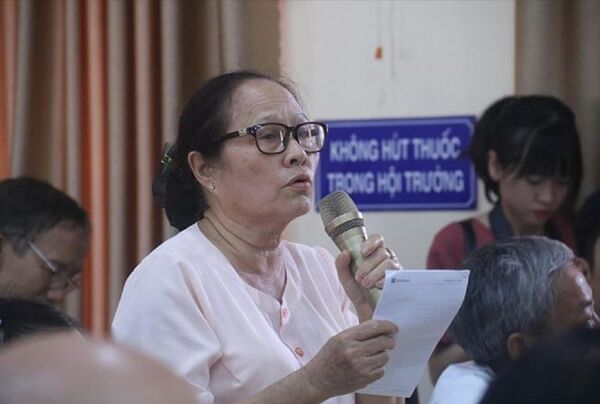 Cử tri Nguyễn Thị Tam (quận Thanh Khê, Đà Nẵng) trình bày ý kiến tại buổi tiếp xúc - Sputnik Việt Nam