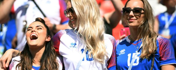 Các fan của đội tuyển quốc gia Iceland tại World Cup 2018 trong trận đấu giữa hai đội Argentina và Iceland - Sputnik Việt Nam