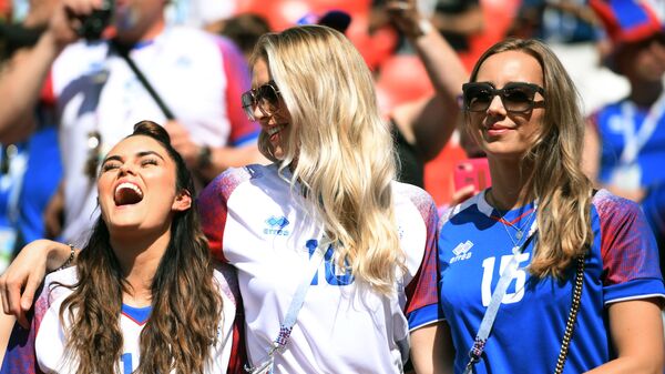 Các fan của đội tuyển quốc gia Iceland tại World Cup 2018 trong trận đấu giữa hai đội Argentina và Iceland - Sputnik Việt Nam