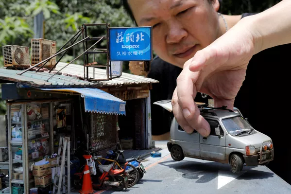 Nghệ sĩ Đài Loan Hank Cheng với mô hình thu nhỏ các cảnh đường phố ở Đài Bắc - Sputnik Việt Nam