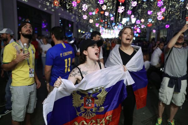 World Cup 2018: Các fan hâm mộ của đội tuyển quốc gia Nga mừng chiến thắng trong trận đấu với Ai Cập - Sputnik Việt Nam