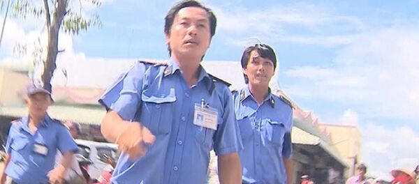 Nhóm bảo vệ lao về phía nhóm phóng viên của VTV Cần Thơ - Sputnik Việt Nam