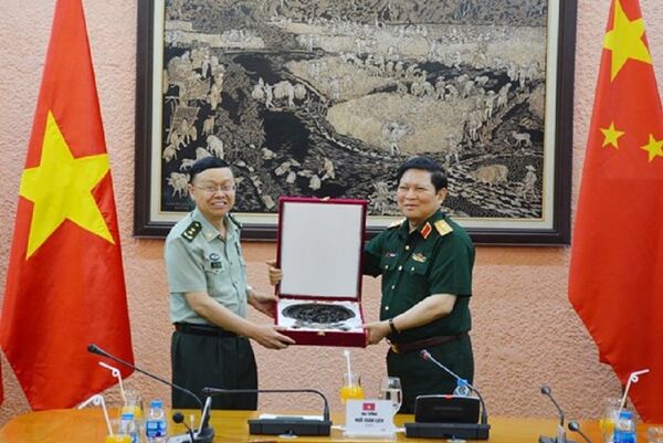 Đại tướng Ngô Xuân Lịch trao quà lưu niệm tặng Trung tướng Tiêu Thiên Lượng. - Sputnik Việt Nam