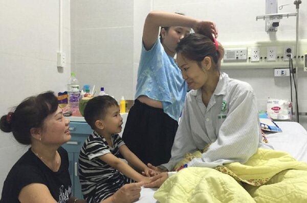 Chị Liễu vỡ òa hạnh phúc bên người thân vì được cứu sống - Sputnik Việt Nam