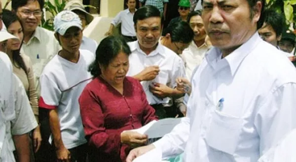 Ông Nguyễn Bá Thanh xuống từng người dân để ghi nhận phản ánh. Ông Nguyễn Bá Thanh xuống từng người dân để ghi nhận phản ánh. - Sputnik Việt Nam