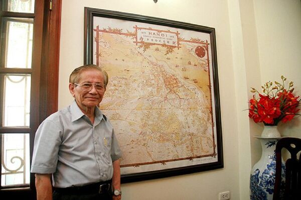 GS. Phan Huy Lê bên tấm bản đồ cổ về Hà Nội  - Sputnik Việt Nam