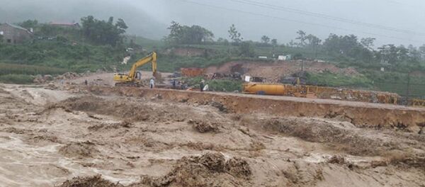 Mưa lớn gây lũ, sạt lở nghiêm trọng. - Sputnik Việt Nam