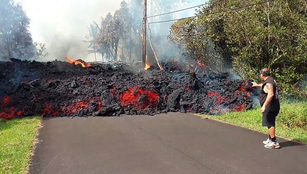 Người vượt qua hàng rào cấm ở vùng núi lửa đang phun trào tại Hawaii - Sputnik Việt Nam