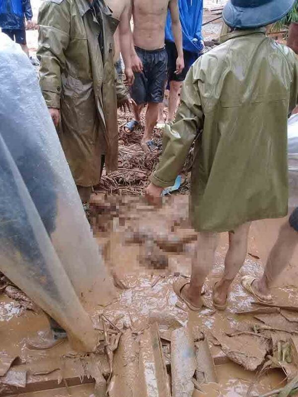 Mưa lớn cũng đã làm sập nhà, đè chết hai bà cháu ở huyện Quản Bạ.  - Sputnik Việt Nam